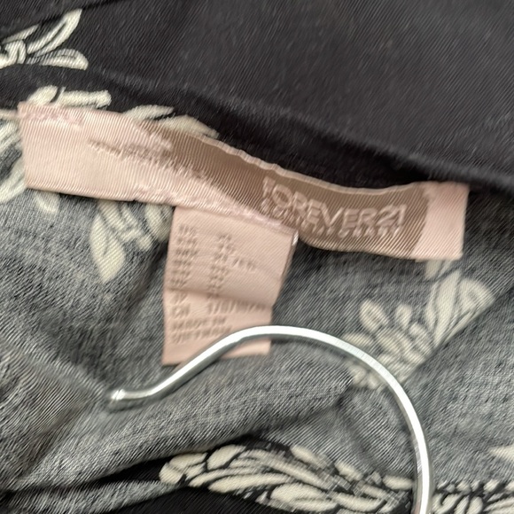 Black & White Large Floral Perfect Blouse. - Picture 4 of 6